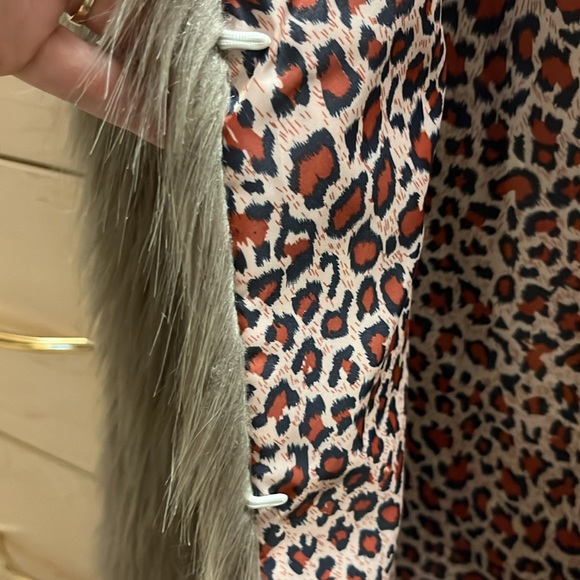 Theoria faux fur open front vest with animal print lining, size large -Gorgeous! - Picture 8 of 9